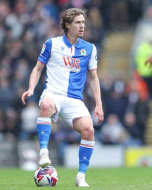 Blackburn Rovers takımından Todd Cantwell, 26 Nisan 2025 'te Blackburn, İngiltere' deki Ewood Park 'ta oynanan Blackburn Rovers-Watford maçında topu ayaklarının dibine aldı.