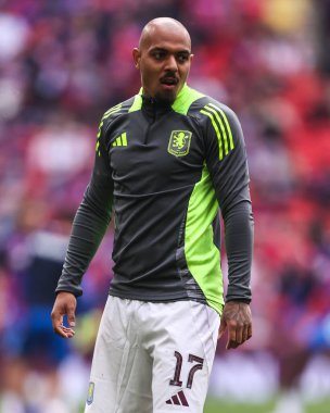 Aston Villa 'dan Donyell Malen, 26 Nisan 2025' te İngiltere 'nin Wembley Stadyumu' nda oynanan ve Emirates FA Cup yarı final maçı öncesinde oynanan ısınma maçı sırasında Aston Villa 'ya karşı Crystal Palace