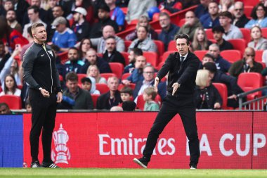 Aston Villa 'nın Unai Emery teknik direktörü, 26 Nisan 2025 tarihinde Wembley Stadyumu' nda oynanan Emirates FA Cup Yarı-Final karşılaşmasında oyuncularına talimat verir.