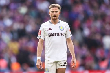 Aston Villa 'dan Matty Cash, 26 Nisan 2025 tarihinde Londra, Wembley Stadyumu' nda Kristal Saray ile Aston Villa arasında oynanan FA Cup yarı final maçı sırasında