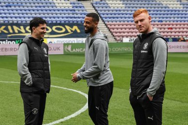 Blackpool 'dan Albie Morgan Blackpool' dan CJ Hamilton ve Blackpool 'dan Mackenzie Chapman, 26 Nisan 2025' te Wigan Atletizm ve Blackpool maçına geldiler.