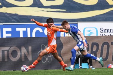Blackpool 'dan Rob Apter, Wigan Athletic' e karşı Blackpool maçı sırasında 26 Nisan 2025 'te Wigan, Wigan' daki Brick Community Stadyumu 'nda maç yapıyor.