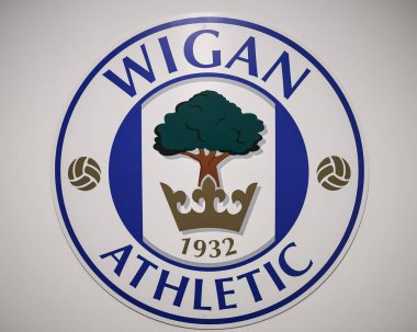 Wigan Atletizm Rozeti, 26 Nisan 2025 'te İngiltere' nin Wigan şehrindeki Brick Community Stadyumu 'nda Wigan Athletic' e karşı Blackpool maçında duvara asıldı.