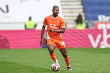 Blackpool takımından CJ Hamilton, Wigan Athletic 'in Blackpool' a karşı oynadığı The Brick Community Stadyumu, Wigan, Birleşik Krallık 'ta 26 Nisan 2025' de oynanan 1.