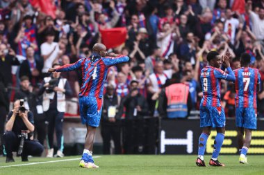 Kristal Saray 'dan Jean-Philippe Mateta, 26 Nisan 2025' te Londra 'daki Wembley Stadyumu' nda oynanan ve Aston Villa ile oynanan FA Cup yarı final maçı sonrasında takımının zaferini kutluyor.