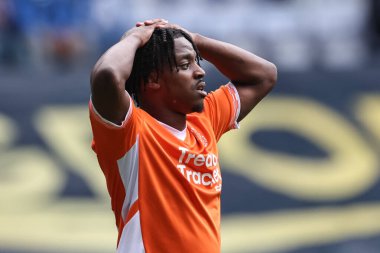 Blackpool 'dan Niall Ennis, 26 Nisan 2025' te İngiltere 'nin Wigan kentinde oynanan The Brick Community Stadyumu' nda Wigan Athletic 'e karşı Blackpool maçında tepki gösterdi.