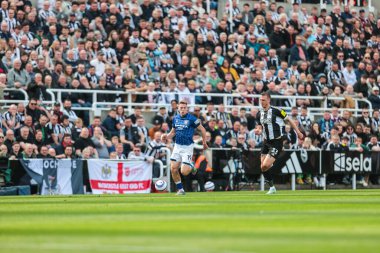 Ipswich Town 'dan Liam Delap, Premier Lig maçı Newcastle United ile Ipswich Town maçında, Newcastle, Newcastle, 25 Nisan 2025' de St.James 's Park' ta top yakaladı.