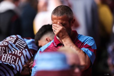 Aston Villa taraftarları, 26 Nisan 2025 'te İngiltere' nin Wembley Stadyumu 'nda oynanan ve Aston Villa' ya karşı oynanan Emirates FA Kupası yarı final maçında 3-0 'lık galibiyet golünü attıkları için kendi taraflarına tepki verdiler.