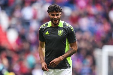 Aston Villa takımından Tyrone Mings, Birleşik Krallık 'ın Wembley Stadyumu' nda 26 Nisan 2025 tarihinde oynanan ve Emirates FA Cup yarı final maçı öncesinde oynanan ısınma maçında