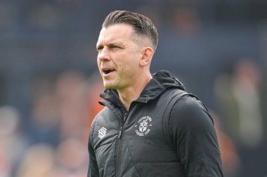 Matthew Bloomfield, Luton Town 'un teknik direktörü. 26 Nisan 2025' te Luton Town, Kenilworth Road, Luton, İngiltere 'de Coventry City' ye karşı oynadığı Gökyüzü İddia Şampiyonası maçında.
