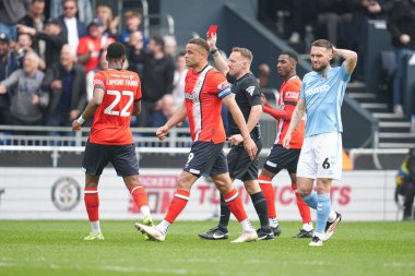 Hakem, Coventry City 'den Jay Dasilva' yı 26 Nisan 2025 'te Luton Town - Coventry City maçında kırmızı gösteriyor.