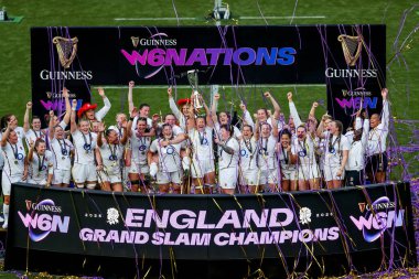İngiltere Kadınları, 26 Nisan 2025 tarihinde İngiltere 'nin Twickenham, İngiltere' deki Allianz Stadyumu 'nda oynanan altı ülke maçının ardından Grand Slam zaferinin ardından kupayı kaldırdı.
