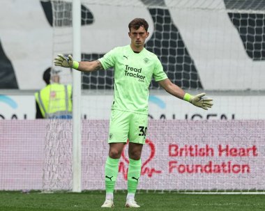 Blackpool 'dan Harry Tyrer takımına Gök İddia Ligi 1 maçında Wigan Athletic' in Blackpool 'a karşı oynadığı The Brick Community Stadyumu, Wigan, Birleşik Krallık' ta 26 Nisan 2025 'te talimat verdi.