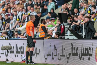 Hakem Michael Salisbury, Premier Lig maçı sırasında St. James 's Park, Newcastle, İngiltere' de oynanan Newcastle United - Ipswich Town maçında potansiyel penaltı için VAR ekranını kontrol ediyor.