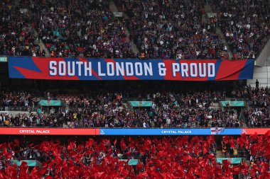 26 Nisan 2025 'te Birleşik Krallık' ın Wembley Stadyumu 'ndaki Kristal Saray ile Aston Villa arasında oynanan FA Cup yarı final karşılaşmasında Kristal Saray pankartları