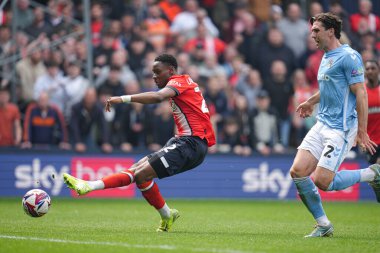 Luton Town 'dan Lamine Fanne Gök Bahis Şampiyonası' nda Luton Town, Coventry City 'ye karşı, Kenilworth Road, Luton, Birleşik Krallık, 26 Nisan 2025