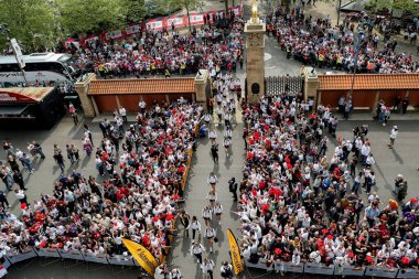 İngiltere Kadınlar 2025 Guinness Kadınlar Altı Ulusun karşılaşmasından önce 26 Nisan 2025 'te Twickenham, İngiltere' deki Allianz Stadyumu 'nda Allianz Stadyumu' na geldi.