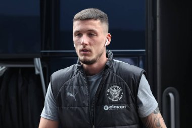 Blackpool 'dan Oliver Casey, Wigan Athletic' in Blackpool 'a karşı oynadığı The Brick Community Stadyumu, Wigan, Birleşik Krallık' ta 26 Nisan 2025 'te oynanan 1.