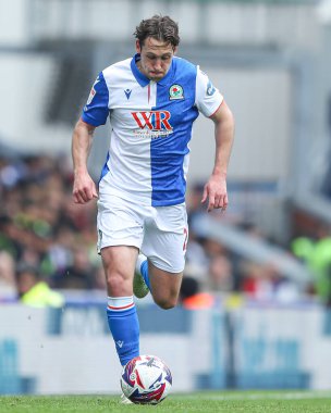 Blackburn Rovers takımından Callum Brittain, Blackburn, Birleşik Krallık 'ta, 26 Nisan 2025' te Blackburn Park 'ta oynanan Blackburn Rovers-Watford maçında topu ayaklarının dibine aldı.