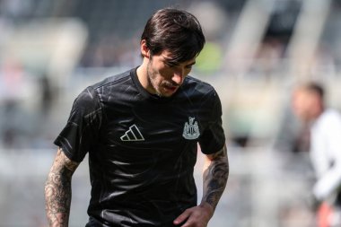 Newcastle United takımından Sandro Tonali, Premier League maçı sırasında St.James 's Park, Newcastle, İngiltere' de oynanan Newcastle United - Ipswich Town maçında ısınma turunda 25 Nisan 2025