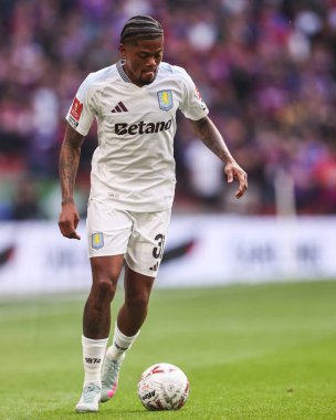 Aston Villa 'dan Leon Bailey, 26 Nisan 2025' te İngiltere 'nin Wembley Stadyumu' nda oynanan ve Aston Villa 'ya karşı oynanan Emirates FA Cup yarı final maçında topla birlikte ileri gidiyor.