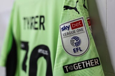 26 Nisan 20255 'te İngiltere' nin Wigan kentindeki Brick Community Stadyumu 'nda Wigan Athletic' in Blackpool 'a karşı oynadığı Gökyüzü İddia Ligi 1 maçında birlikte ve Sky Bet League One rozetleri.
