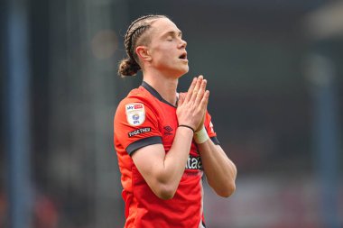 Luton Town 'dan Thelo Aasgaard, 26 Nisan 2025' te Luton Town ile Coventry City arasındaki Gökyüzü İddia Şampiyonası karşılaşmasında kaçırılan şansa tepki gösterdi.