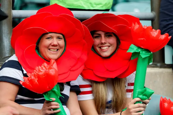 Taraftarlar maç öncesi atmosferin tadını çıkarıyorlar. 2025 Guinness Kadınlar Altı Milletler maçı öncesinde İngiltere ile Fransa arasında 26 Nisan 2025 'te Twickenham, İngiltere' deki Allianz Stadyumu 'nda oynanan karşılaşma.