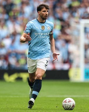 Manchester City 'den Rben Dias, 26 Nisan 2025' te İngiltere 'nin Wembley Stadyumu' ndaki Nottingham Forest ile Manchester City arasında oynanan FA Cup yarı final maçında topa doğru ilerliyor.