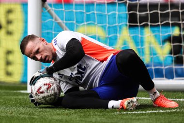 Nottingham Ormanı 'ndan Matz Sels, 26 Nisan 2025' te İngiltere 'nin Wembley Stadyumu' nda oynanan Emirates FA Cup yarı final maçı öncesinde ısınacak.