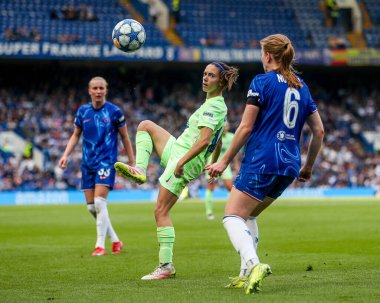 Barselona Femenli Aitana Bonmati, UEFA Kadınlar Şampiyonlar Ligi Yarı-Final karşılaşmasında topu kontrol ediyor Chelsea ile Barselona Stamford Bridge, Londra, Birleşik Krallık, 27 Nisan 2025