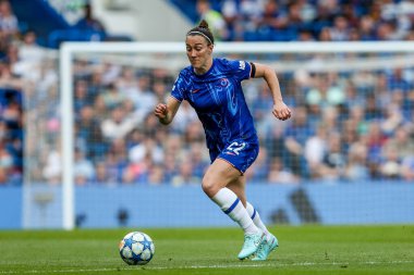 Chelsea 'li Lucy Bronze, UEFA Kadınlar Şampiyonlar Ligi yarı final maçında topla koşuyor. Chelsea, Stamford Bridge, Londra, 27 Nisan 2025' te Chelsea 'ye karşı.