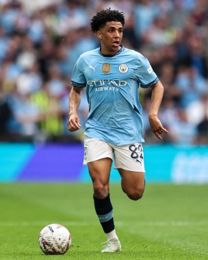 Manchester City 'den Rico Lewis, 26 Nisan 2025' te İngiltere 'nin Wembley Stadyumu' nda oynanan ve Nottingham Forest ile Manchester City arasında oynanan FA Cup yarı final maçında topu aldı.