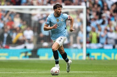 Manchester City 'den Rben Dias, 26 Nisan 2025' te İngiltere 'nin Wembley Stadyumu' ndaki Nottingham Forest ile Manchester City arasında oynanan FA Cup yarı final maçında topa doğru ilerliyor.