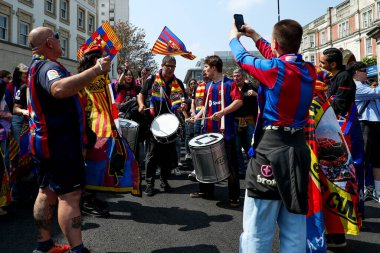 Barcelona taraftarları, UEFA Şampiyonlar Ligi Yarı Finali öncesinde Stamford Köprüsü 'nün önünde yürüdüler. Chelsea ile Barcelona karşılaşması 27 Nisan 2025' te Londra 'daki Stamford Köprüsü' nde gerçekleşti.
