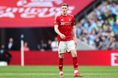 Nottingham Ormanı 'ndan Elliot Anderson Birleşik Krallık' ın Wembley Stadyumu 'nda Nottingham Forest ile Manchester City arasında oynanan FA Cup yarı final maçı sırasında, 26 Nisan 2025