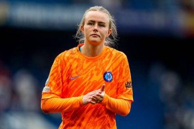 Chelsea 'li Hannah Hampton, UEFA Kadınlar Şampiyonlar Ligi yarı final maçı sonrasında Londra, İngiltere' de 27 Nisan 2025 'te Stamford Bridge' de Chelsea Barcelona 'ya karşı oynanan maçın ardından takımların mağlup olduğunu kabul ediyor.