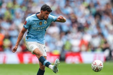 Manchester City 'den Matheus Nunes, 26 Nisan 2025 tarihinde İngiltere' nin Wembley Stadyumu 'nda oynanan ve Nottingham Forest ile Manchester City arasında oynanan FA Cup yarı final maçında topu çaprazlıyor.