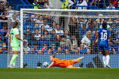 Chelsea 'li Hannah Hampton UEFA Kadınlar Şampiyonlar Ligi Yarı Finali' nde Chelsea 'ye karşı Stamford Bridge, Londra, 27 Nisan 2025' te oynanan karşılaşmada kurtarıyor.