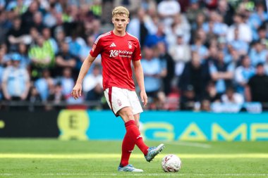 Nottingham Ormanı 'ndan Zach Abbott, 26 Nisan 2025' te İngiltere 'nin Wembley Stadyumu' ndaki Nottingham Forest 'a karşı oynanan FA Cup yarı final maçında topu kontrol ediyor.
