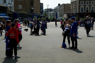 Taraftarlar, UEFA Kadınlar Şampiyonlar Ligi Yarı Finali öncesinde Stamford Köprüsü 'ne geldiler. Chelsea ile Barcelona karşılaşması 27 Nisan 2025' te Stamford Bridge, Londra 'da oynanacak.