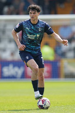 Rotherham takımından Joe Powell 27 Nisan 2025 'te Lamex Stevenage, İngiltere' de Stevenage-Rotherham United maçında birleşti.