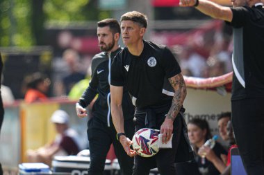 Stevenage 'in teknik direktörü Alex Revell, Stevenage-Rotherham United maçında Lamex Stevenage Stevenage, İngiltere' de 27 Nisan 2025 'de karşılaştı.