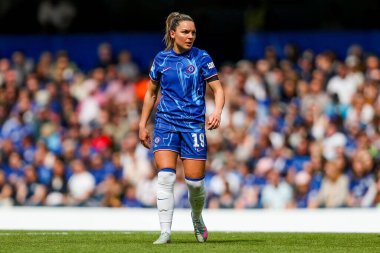 Chelsea Women 'dan Johanna Rytting Kaneryd, 27 Nisan 2025 tarihinde Stamford Bridge, Londra' da oynanan UEFA Kadınlar Şampiyonlar Ligi Yarı Finali Chelsea-Barcelona maçında izlemektedir.