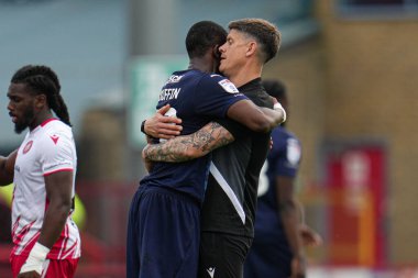 Stevenage ve Rotherham United takımlarından Alex Revell 'in menajeri Hakeem Odoffin 27 Nisan 2025' te Lamex Stadyumu 'nda Stevenage-Rotherham United maçından sonra