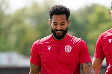 Stevenage 'den Jordan Roberts 27 Nisan 2025' te Lamex Stevenage, İngiltere 'de Stevenage-Rotherham United maçının önünde.