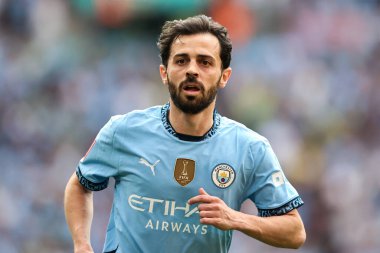 Manchester City 'den Bernardo Silva, 26 Nisan 2025 tarihinde İngiltere' nin Wembley Stadyumu 'nda oynanan FA Cup yarı final maçı sırasında Nottingham Forest Manchester City' ye karşı.