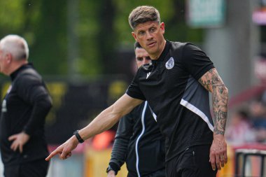 Stevenage 'in teknik direktörü Alex Revell, Stevenage-Rotherham United maçında Lamex Stevenage Stevenage, İngiltere' de 27 Nisan 2025 'de karşılaştı.