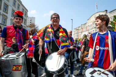 Barcelona taraftarları, UEFA Şampiyonlar Ligi Yarı Finali öncesinde Stamford Köprüsü 'nün önünde yürüdüler. Chelsea ile Barcelona karşılaşması 27 Nisan 2025' te Londra 'daki Stamford Köprüsü' nde gerçekleşti.