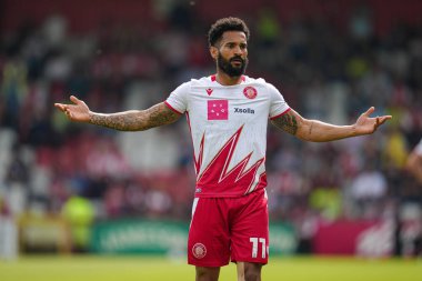 Stevenage takımından Jordan Roberts 27 Nisan 2025 'te Lamex Stevenage, İngiltere' de Stevenage-Rotherham United maçında